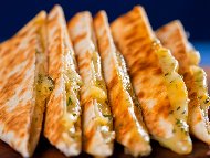 Рецепта Кеседия - пълнена тортиля с четири вида сирена – синьо сирене, топено сирене, кашкавал и моцарела